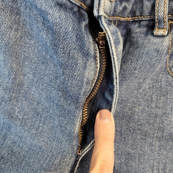 PacSun Blue Denim High Rise Cuffed Mom Shorts - Picture 4 of 10